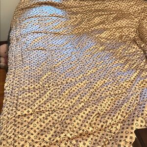 King size Iconic Monogram comforter.Beige and Black. Great condition.Super heavy